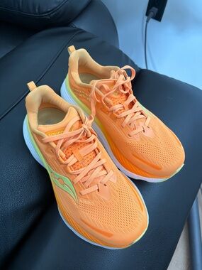 Saucony Hurricane 24 b/width size 8.5